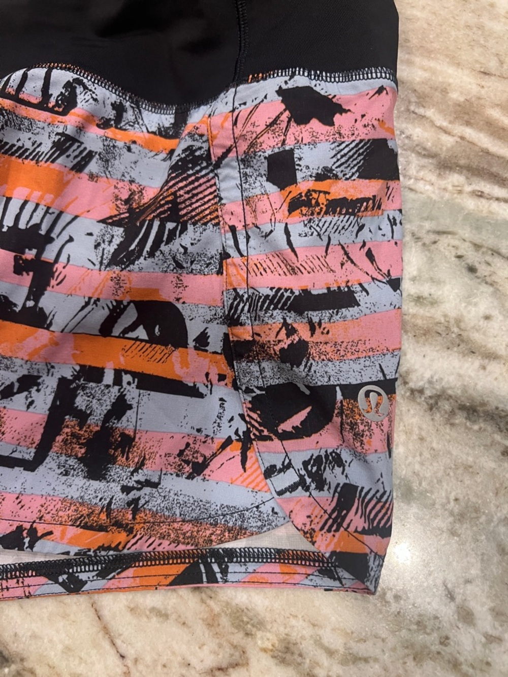 RARE lululemon athletica Hotty Hot shorts ll *Long 4” LIKE NEW Sz 4 - Picture 3 of 8